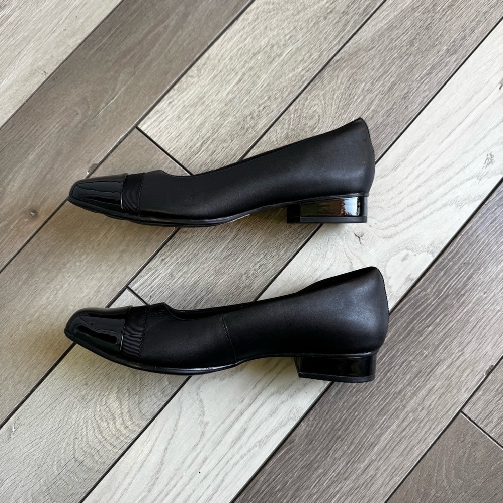 Clarks Womens Juliet Monte Leather Toe Cap Loafers | Size: 9 | New Never Used - Picture 4 of 6